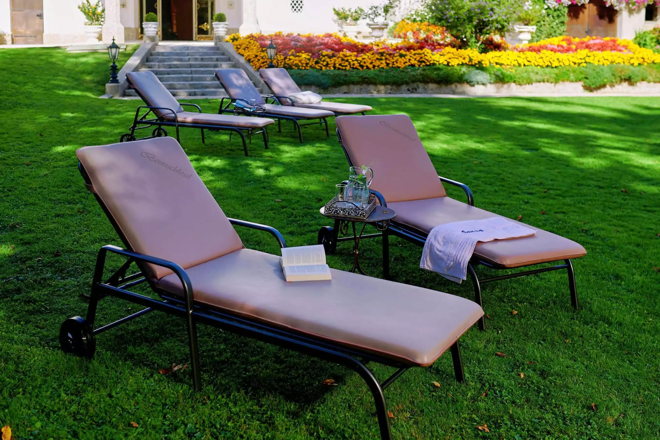 Sonnenbaden auf Relaxliegen im Garten am Bonnschlössl